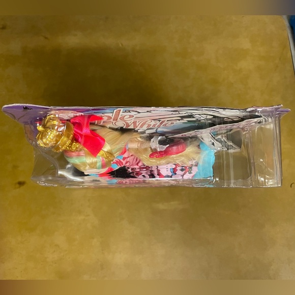 Ever After High Apple White Way Too Wonderland 12” doll. Collectible NWT NRFB - Picture 8 of 16
